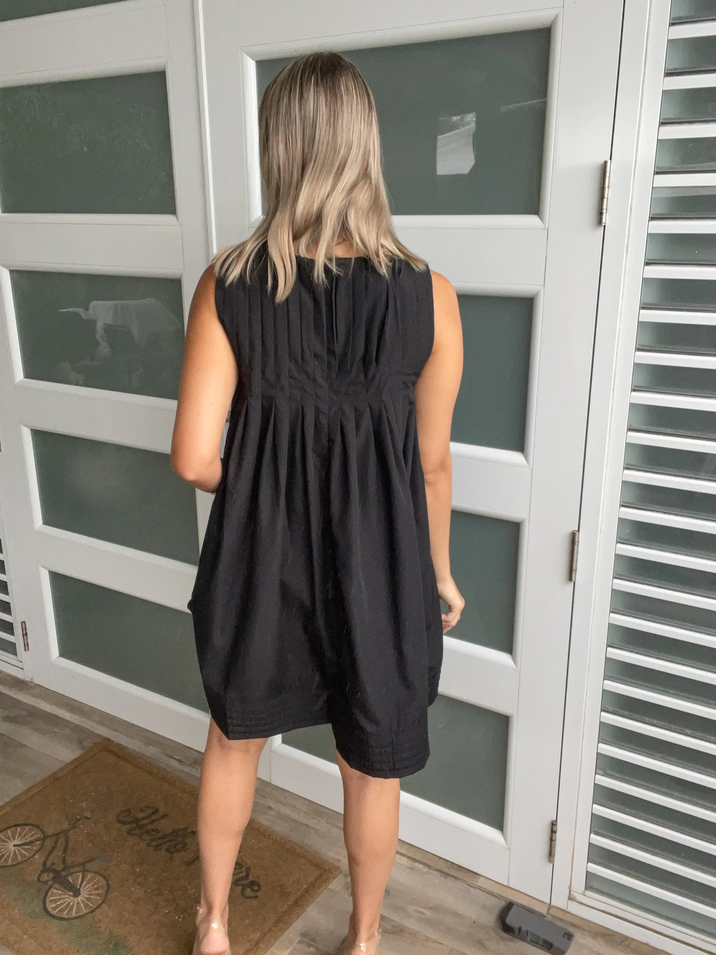 BLACK PLEATED DETAIL ELEGANT DRESS